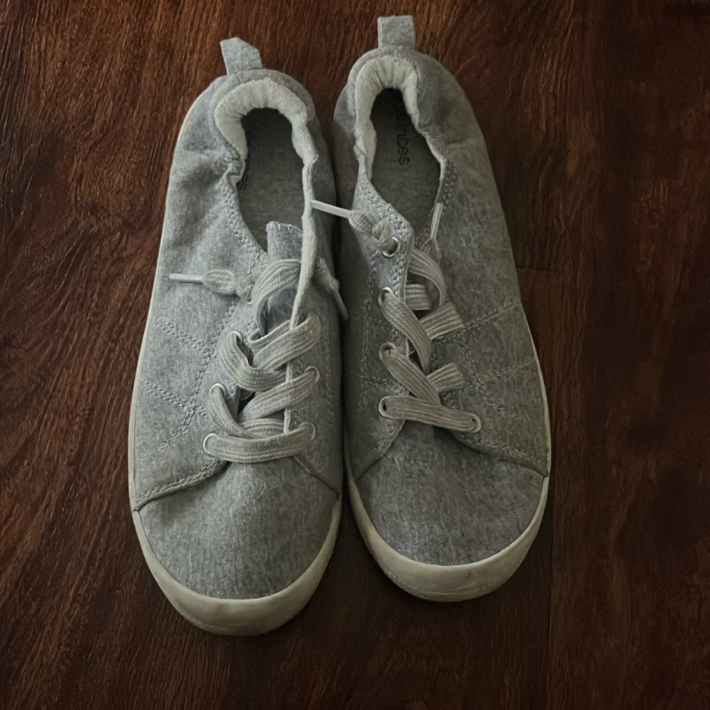 Maurices slipper shoes size: 9.slip on shoes